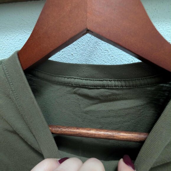 *10/$10* Men's Olive Green Tomahawk Wisconsin T-shirt - Size Medium - Picture 2 of 3